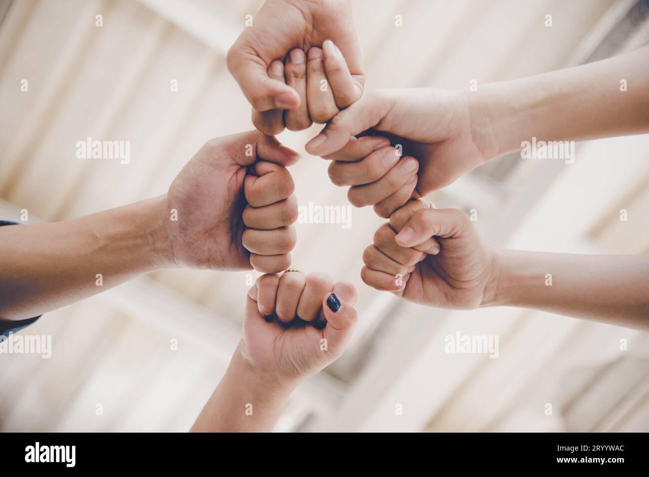 Partenariat d'affaires donnant le coup de poing pour démarrer un nouveau projet. Business et travail d'équipe du concept de partenariat. Réunion d'entreprise Banque D'Images