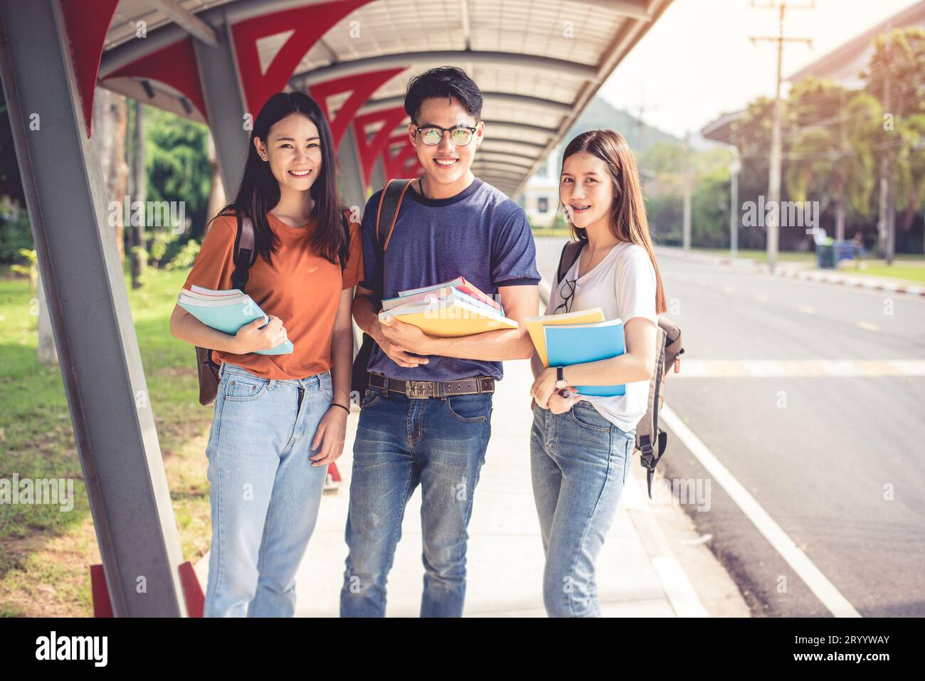 Trois jeunes étudiants campus asiatique profiter de tutorat et de lire des livres ensemble. L'amitié et de l'éducation concept. L'école et à l'université Campus thème. Hap Banque D'Images