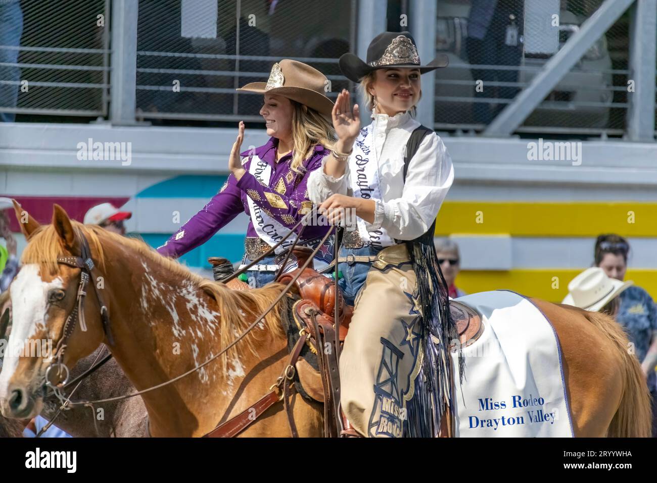 Calgary, Alberta, Canada. 10 juillet 2023. Mlle Rodeo Reine de Drayton Valley lors d'un défilé public à cheval. Banque D'Images