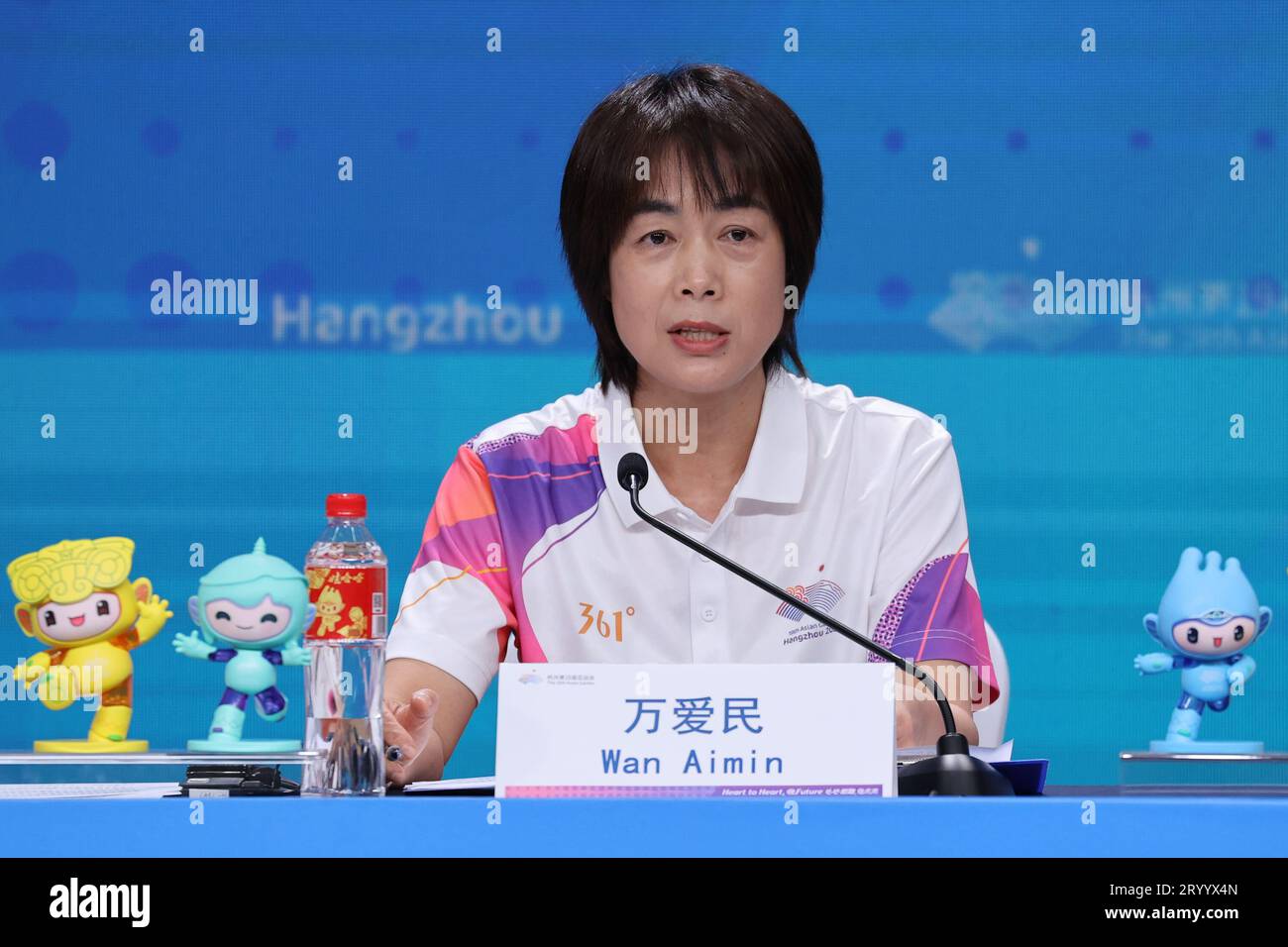 Hangzhou, province chinoise du Zhejiang. 3 octobre 2023. WAN Aimin, directeur général adjoint des médias de l'équipe des opérations du Centre sportif olympique de Hangzhou tennis Center, s'exprime lors d'une conférence de presse sur les volontaires des 19es Jeux asiatiques à Hangzhou, dans la province du Zhejiang, dans l'est de la Chine, le 3 octobre 2023. Crédit : Wang Kaiyan/Xinhua/Alamy Live News Banque D'Images