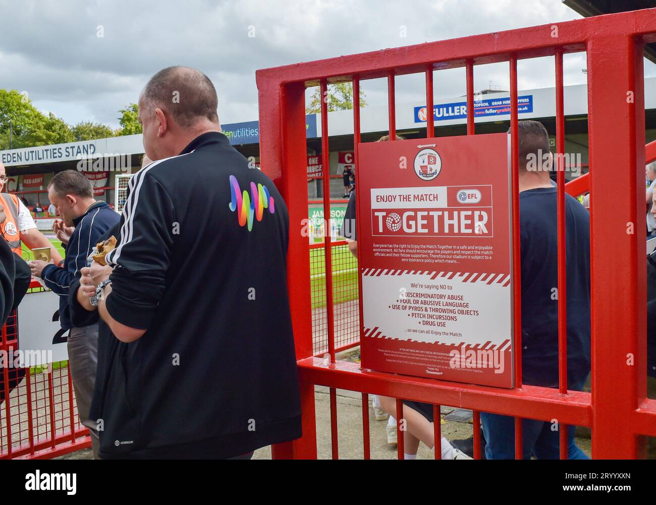 Affiches autour du stade avertissant les fans de mauvais comportement après les récents matchs où des fusées éclairantes et des objets ont été lancés sur le terrain lors du match Sky Bet EFL League Two entre Crawley Town et Sutton United au Broadfield Stadium , Crawley , Royaume-Uni - 30 septembre 2023. Photo Simon Dack / Téléphoto Images. Usage éditorial uniquement. Pas de merchandising. Pour les images de football des restrictions FA et Premier League s'appliquent inc. Aucune utilisation Internet/mobile sans licence FAPL - pour plus de détails contacter football Dataco Banque D'Images