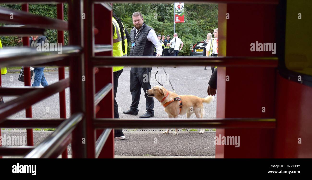 Chiens renifleurs pyro aux tourniquets d'entrée après les récents matchs où des fusées éclairantes et des objets ont été jetés sur le terrain lors du match Sky Bet EFL League Two entre Crawley Town et Sutton United au Broadfield Stadium , Crawley , Royaume-Uni - 30 septembre 2023. Photo Simon Dack / Téléphoto Images. Usage éditorial uniquement. Pas de merchandising. Pour les images de football des restrictions FA et Premier League s'appliquent inc. Aucune utilisation Internet/mobile sans licence FAPL - pour plus de détails contacter football Dataco Banque D'Images