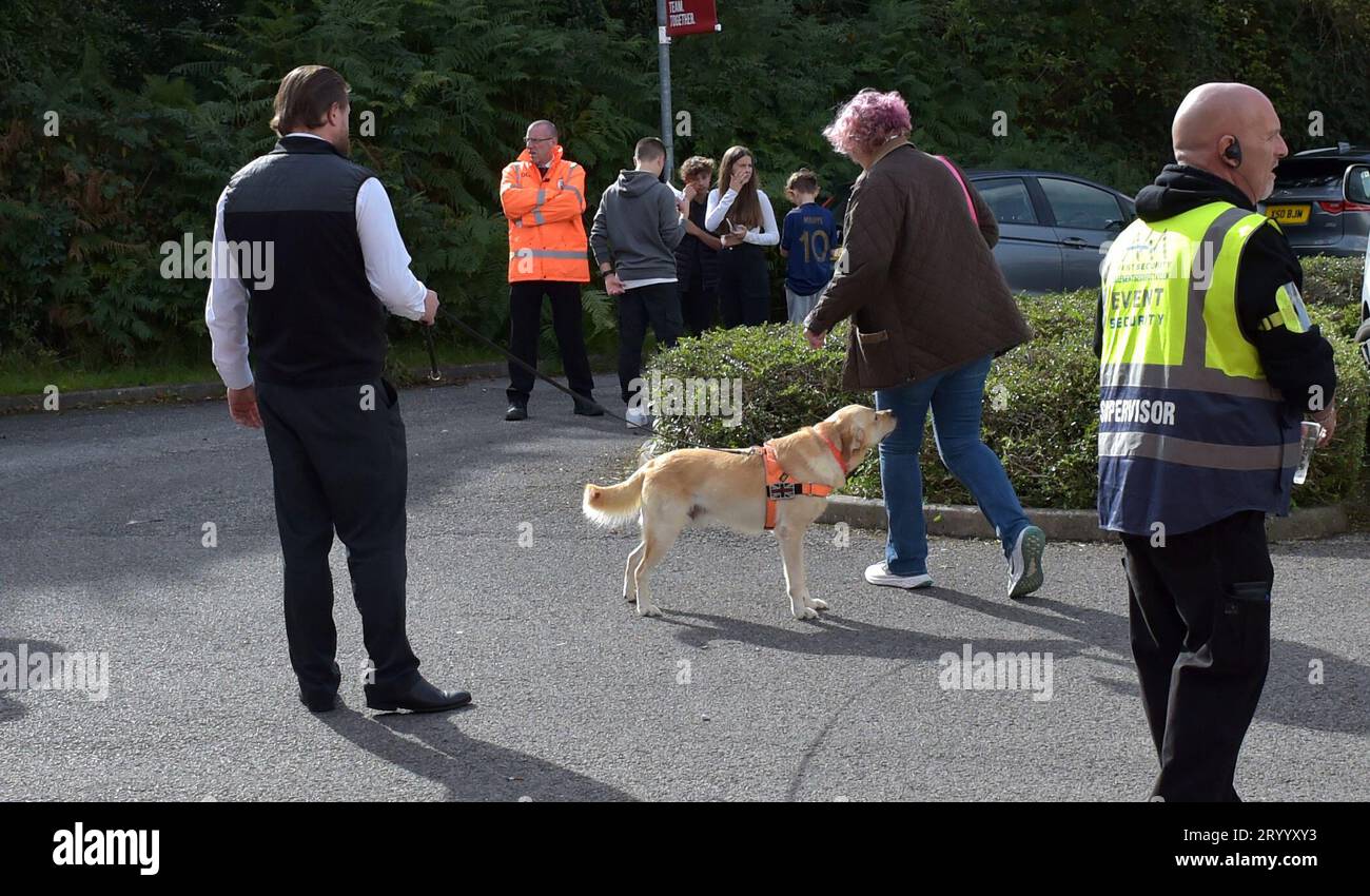 Chiens renifleurs pyro à l'extérieur de l'entrée après des matchs récents où des fusées éclairantes et des objets ont été jetés sur le terrain lors du match Sky Bet EFL League Two entre Crawley Town et Sutton United au Broadfield Stadium , Crawley , Royaume-Uni - 30 septembre 2023. Photo Simon Dack / Téléphoto Images. Usage éditorial uniquement. Pas de merchandising. Pour les images de football des restrictions FA et Premier League s'appliquent inc. Aucune utilisation Internet/mobile sans licence FAPL - pour plus de détails contacter football Dataco Banque D'Images