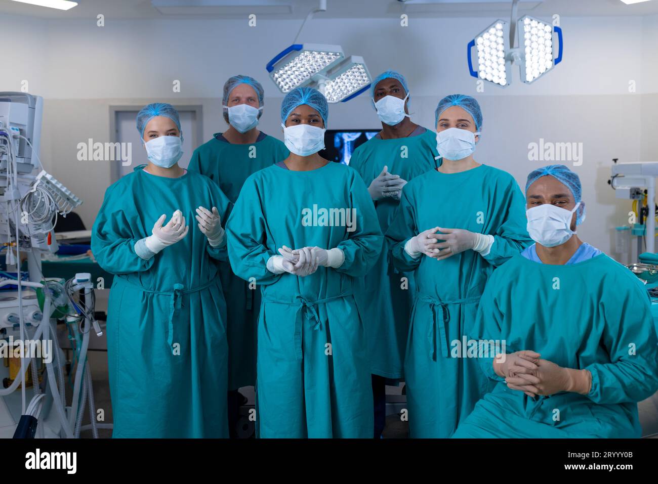 Portrait de divers chirurgiens portant des blouses chirurgicales en salle d'opération à l'hôpital Banque D'Images
