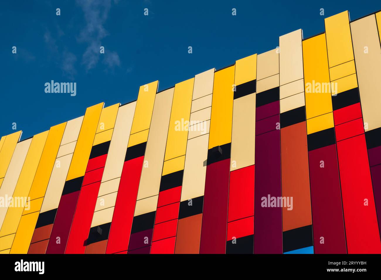 Extérieur de bâtiment de bureaux coloré moderne avec façade en verre sur fond de ciel clair. Mur de verre transparent d'immeuble de bureaux. E Banque D'Images