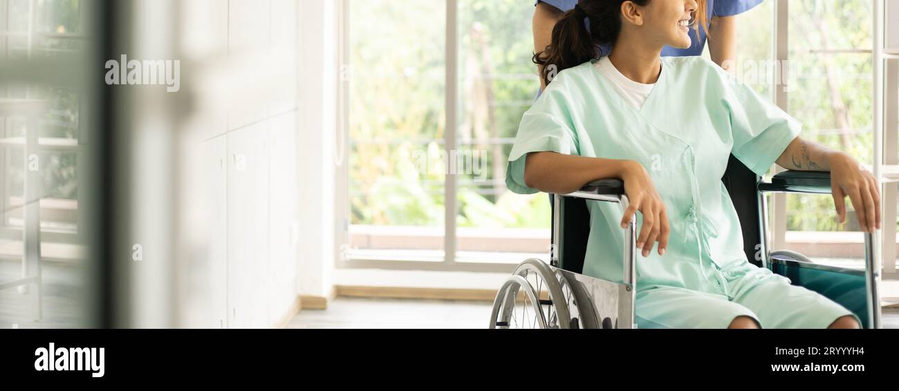 Médecin et physiothérapeute faisant une récupération de réadaptation pour une patiente hispanique. Santé et service médical à l'hôpital. L'examen médical Banque D'Images