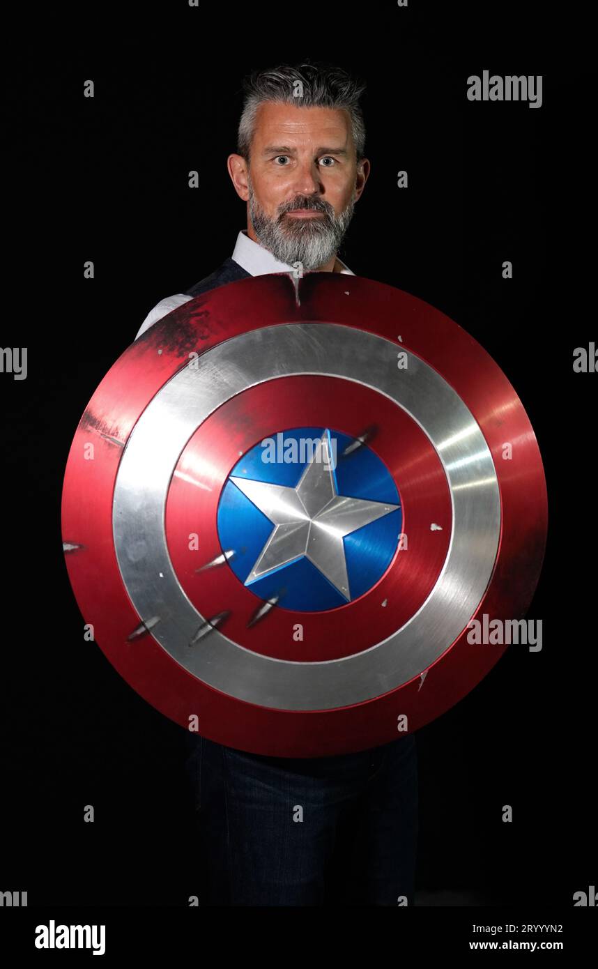 Stephen Lane, PDG de Propstore, détient le bouclier Captain America de Chris Evans du film Captain America : The First Avenger de 2011 (estimé entre 50 000 et 100 000 £) lors d'une avant-première pour la vente aux enchères de souvenirs du showbiz, au Propstore de Rickmansworth, Hertfordshire. Date de la photo : mercredi 20 septembre 2023. Banque D'Images