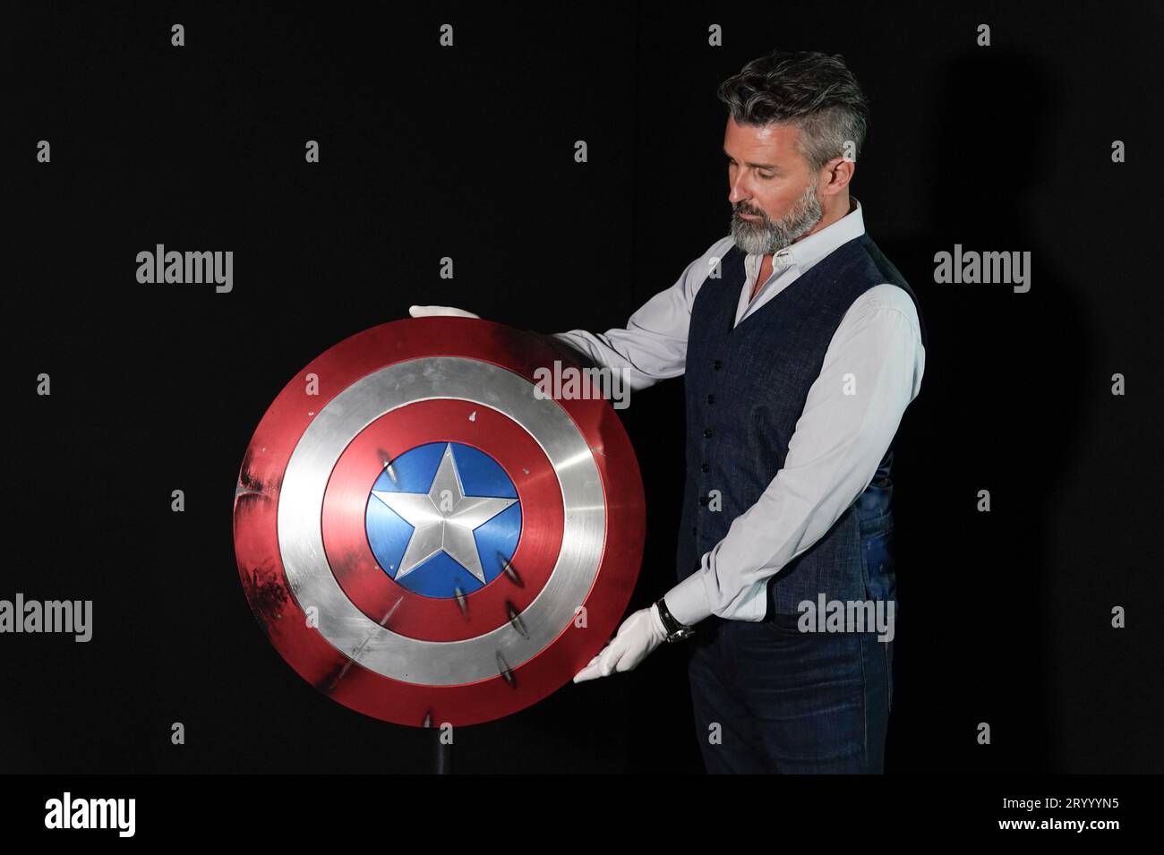 Stephen Lane, PDG de Propstore, détient le bouclier Captain America de Chris Evans du film Captain America : The First Avenger de 2011 (estimé entre 50 000 000 £ et 100 000 £) lors d'une avant-première pour la vente aux enchères Entertainment Memorabilia, au Propstore de Rickmansworth, Hertfordshire. Date de la photo : mercredi 20 septembre 2023. Banque D'Images