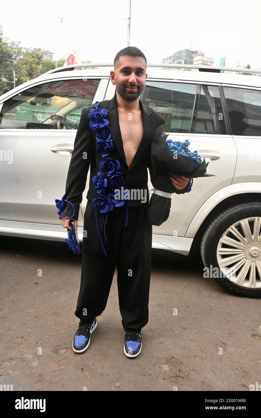 Mumbai, Inde, 23, DÉCEMBRE 2024 : Orry a été vu profiter d'un déjeuner détendu à Bandra, habillé décontracté mais élégant. L'acteur a accueilli les fans avec un sourire amical, exsudant le charme alors qu'il sortait du restaurant populaire, faisant d'une sortie décontractée une affaire à la mode. Copyright : xx Banque D'Images