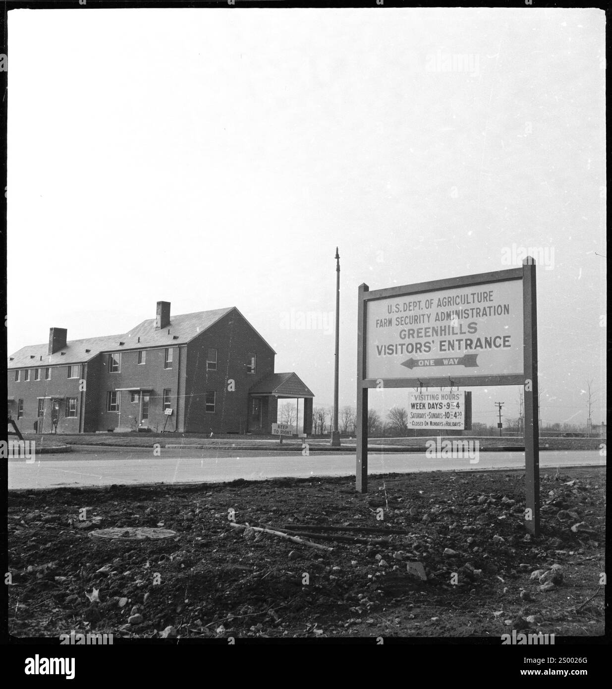 Greenhills, Ohio, États-Unis. 1938. Projet de réinstallation ; maisons mitoyennes, panneau devant. Photographie d'archive dans les années 1930 par Annemarie Schwarzenbach de Depressive America Banque D'Images
