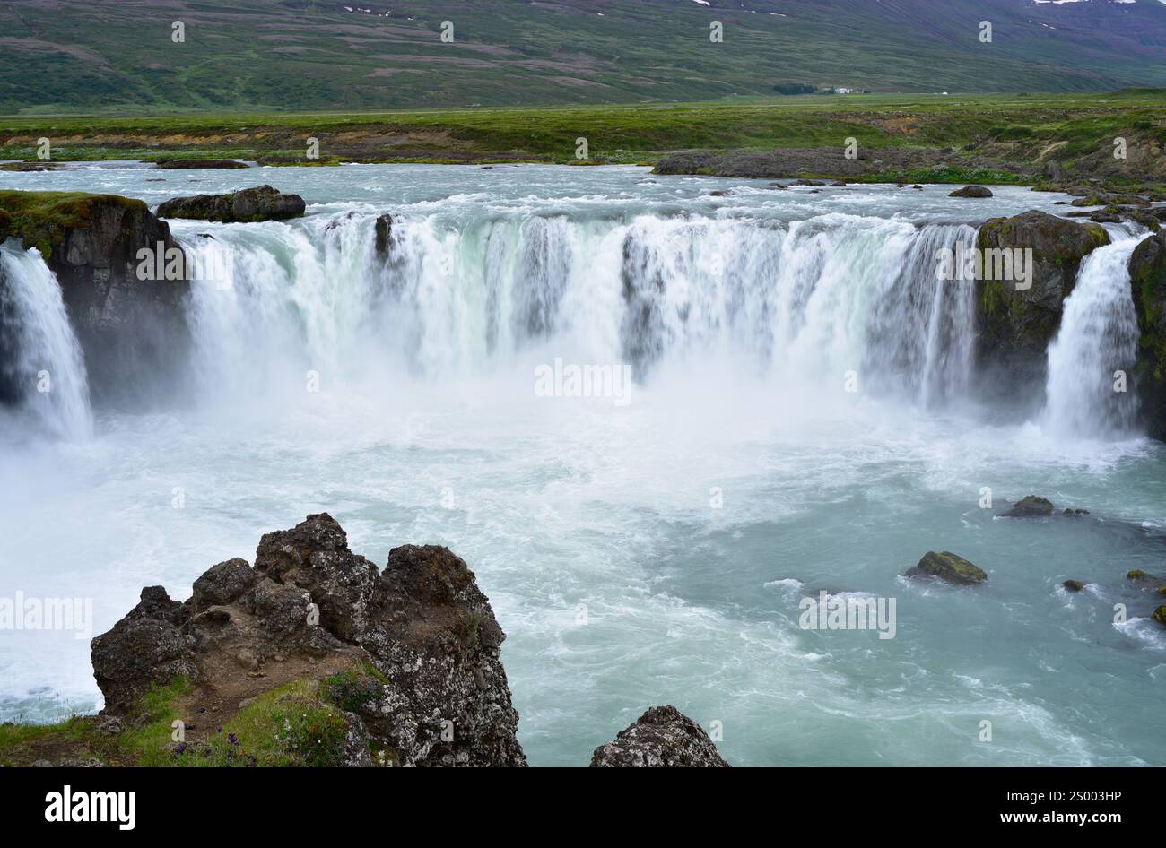 Cascade Godafoss et rivière Skjalfandafljot. Islande. Banque D'Images