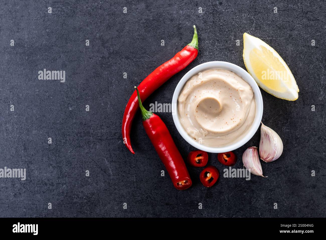 Sauce chipotle et épices sur fond d'ardoise noire Banque D'Images