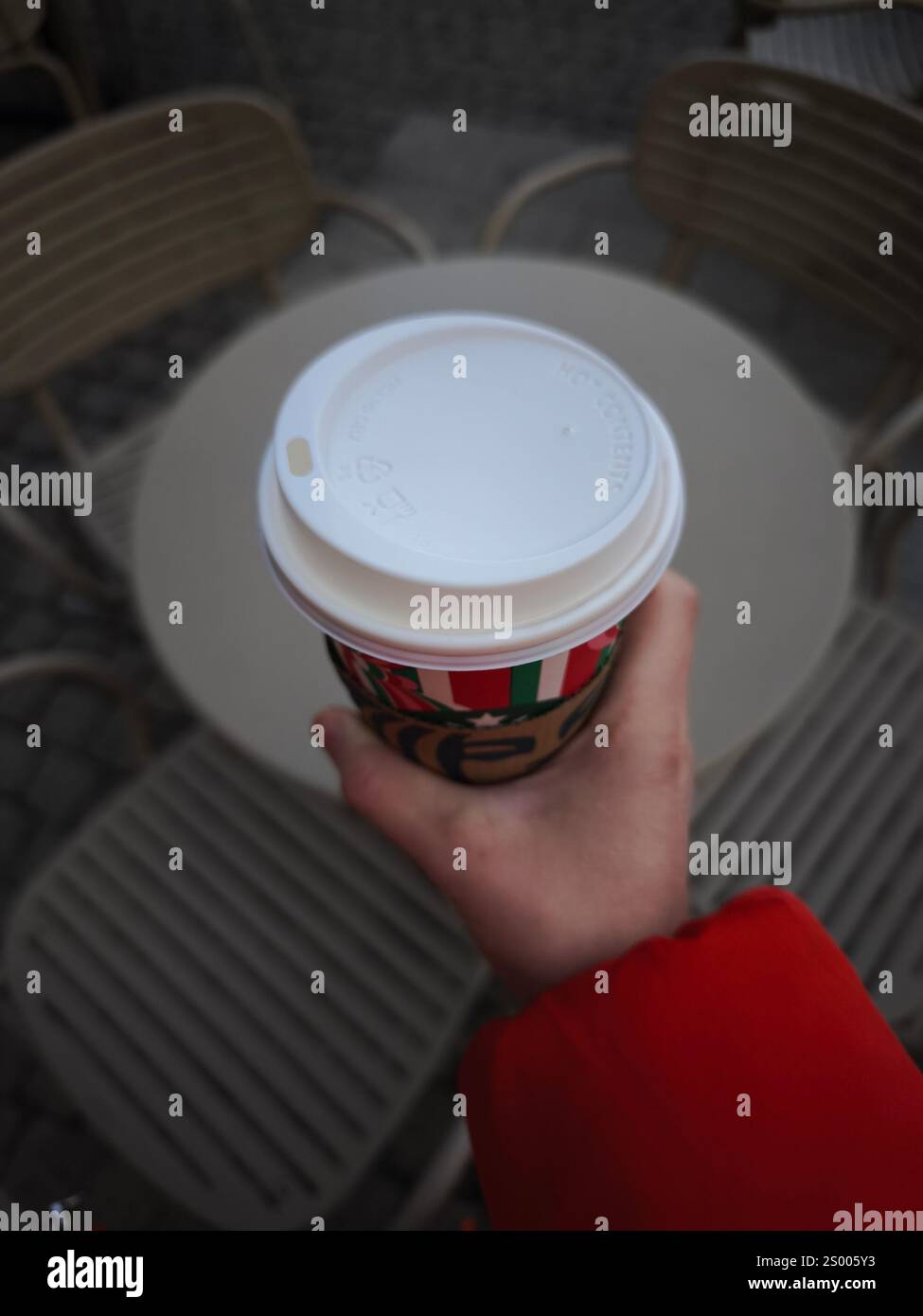 Prague, république tchèque - 15 décembre 2024 : femme tenant une tasse de café starbucks sur la place de prague Banque D'Images