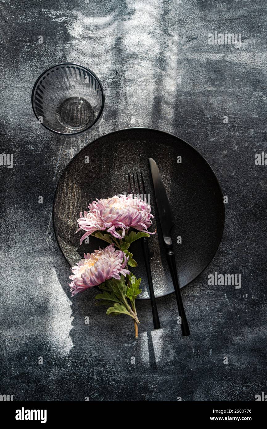 Table sombre avec chrysanthèmes frais Banque D'Images