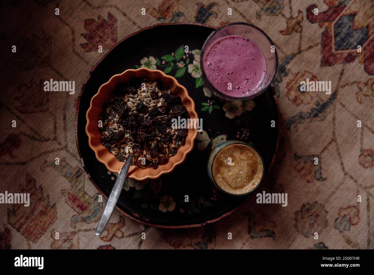 Petit déjeuner santé avec smoothie et granola sur fond bohème Banque D'Images