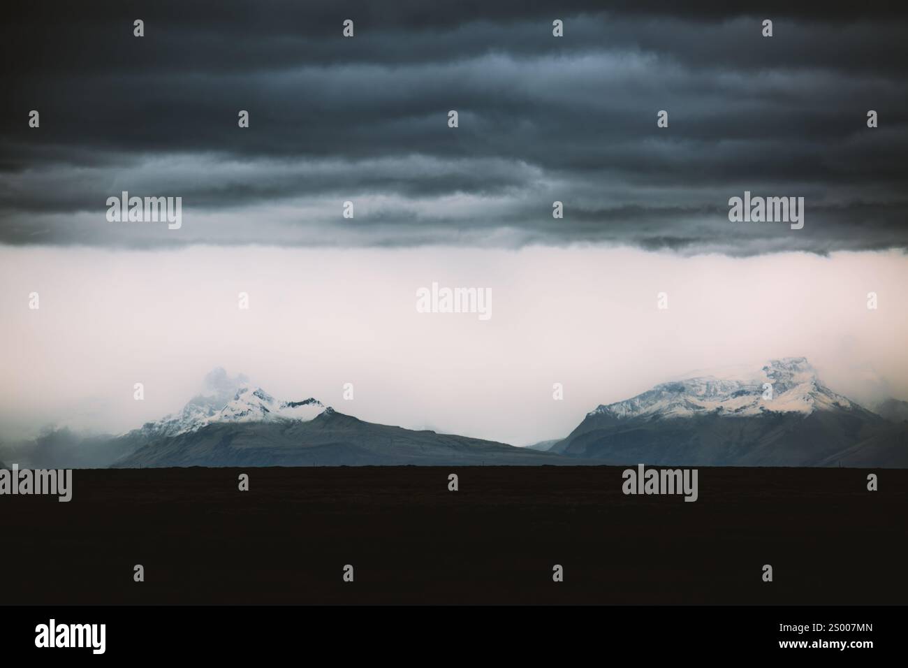 Nuages d'orage sur les montagnes en Islande. Banque D'Images