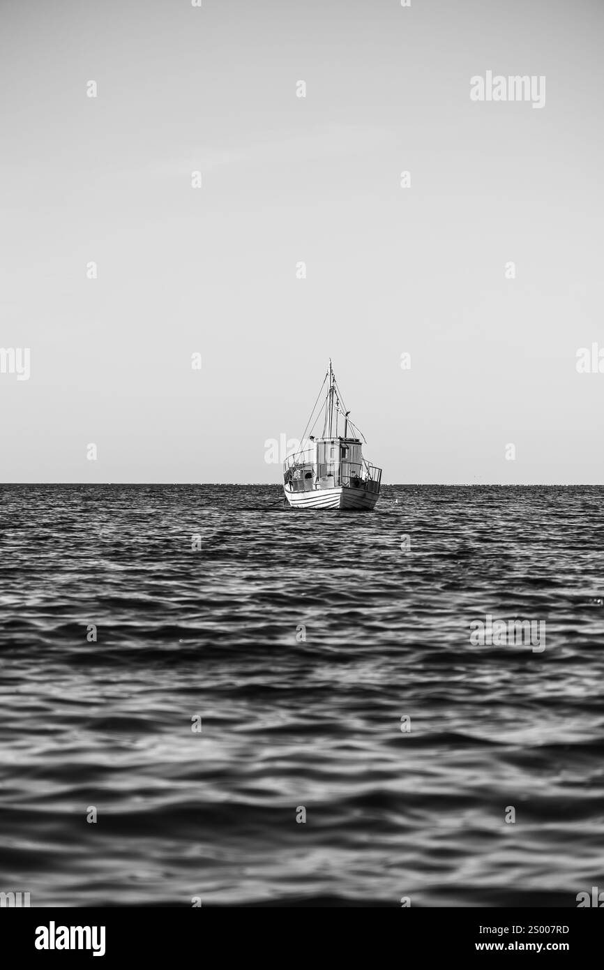 Petit, pêcheur, voilier en bois en mer Banque D'Images
