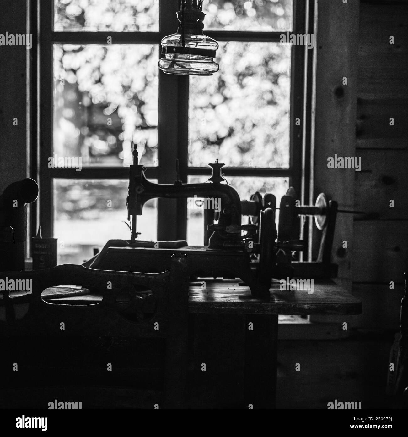 Ancienne machine à coudre en photographie noir et blanc Banque D'Images