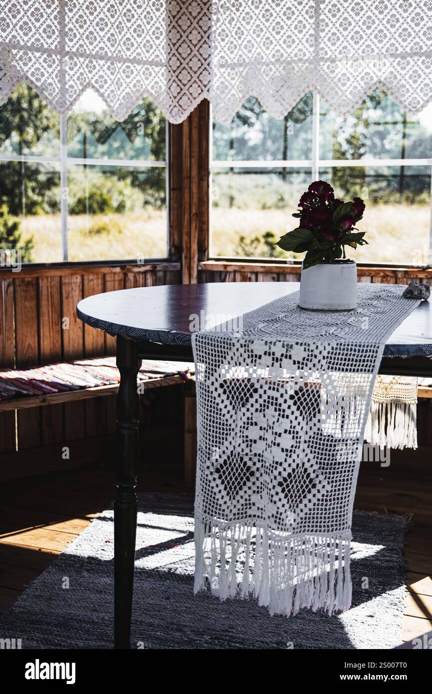 Nappe crochet sur une table en bois. Banque D'Images