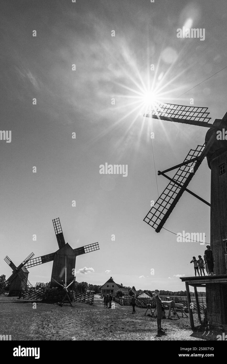 Soleil d'été lumineux et moulins à vent en bois Banque D'Images