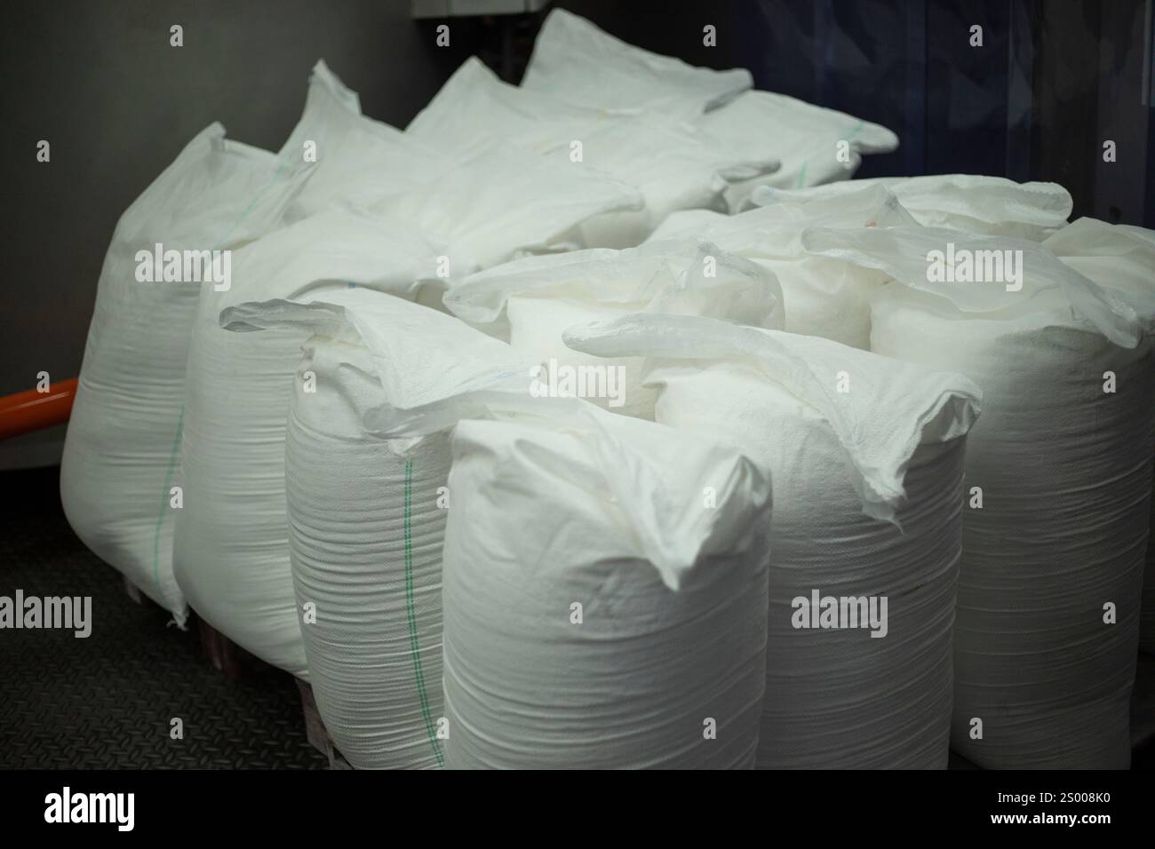 Sacs blancs. Sacs en vrac. Matériau de construction. Banque D'Images