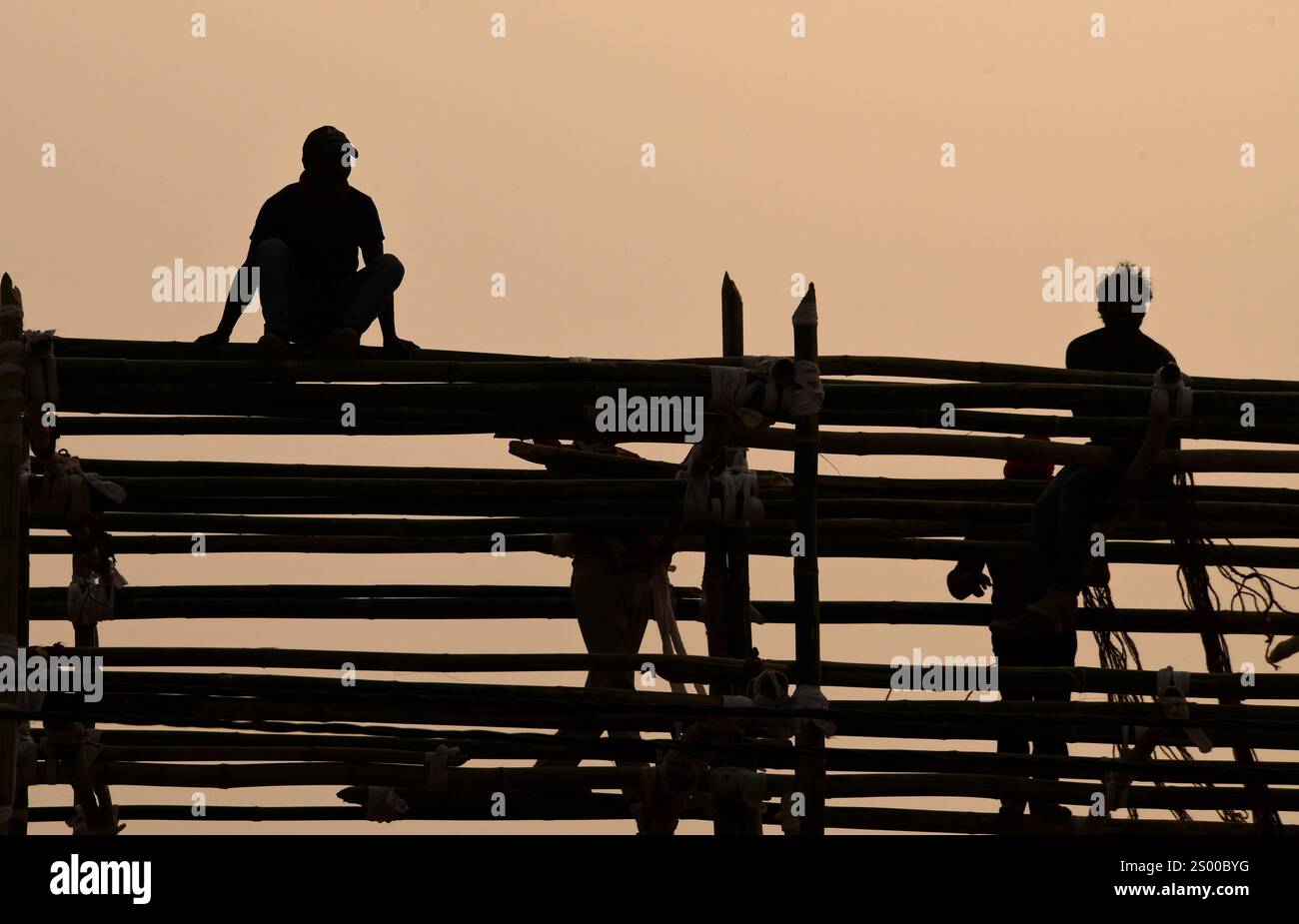 Prayagraj, Uttar Pradesh, Inde. 23 décembre 2024. Prayagraj : Labours construit une tente de bambous à Sangam avant Mahakumbh 2025 à Prayagraj le lundi 23 décembre 2024. (Crédit image : © Prabhat Kumar Verma/ZUMA Press Wire) USAGE ÉDITORIAL SEULEMENT! Non destiné à UN USAGE commercial ! Banque D'Images