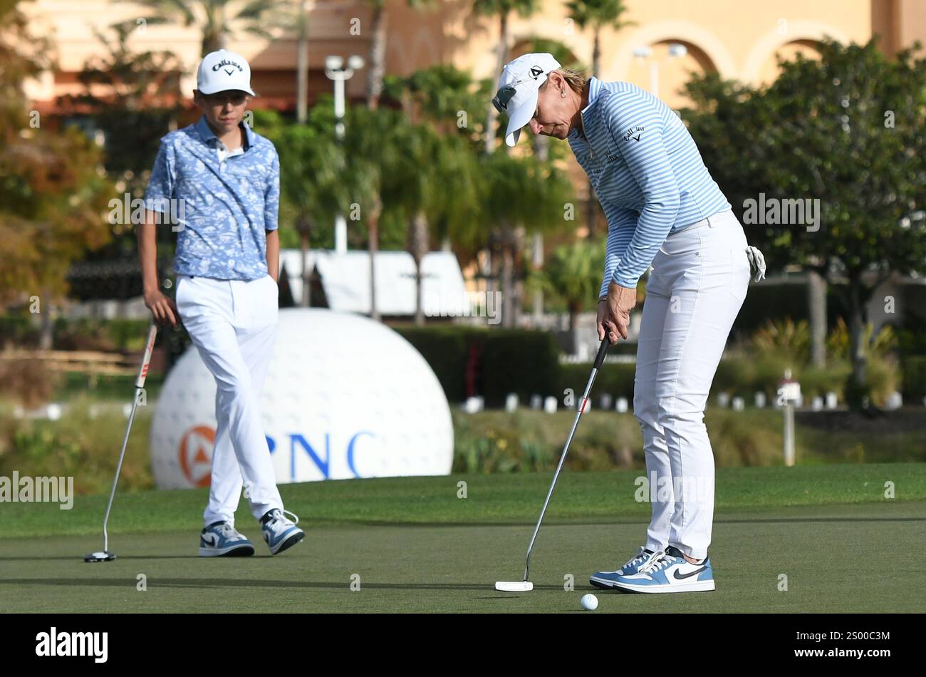 Annika Sorenstam met le coup sur le 18e green tandis que son fils, Will McGee, regarde lors de la deuxième manche du Championnat PNC 2024 au Ritz-Carlton Golf Club à Orlando, en Floride. (Photo Paul Hennessy / SOPA images/SIPA USA) Banque D'Images