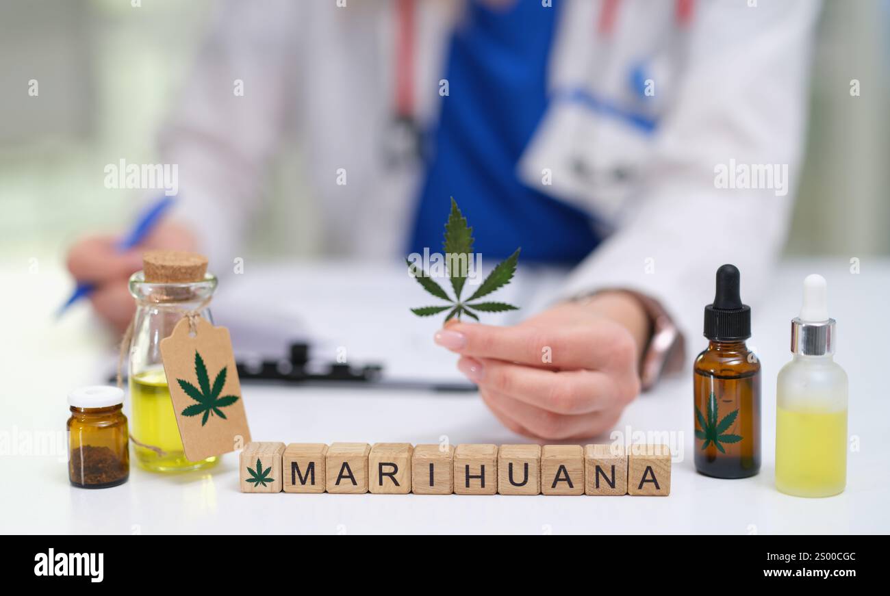 Un médecin qualifié examine minutieusement divers produits du cannabis, en se concentrant profondément sur les bienfaits de la marijuana pour la santé Banque D'Images