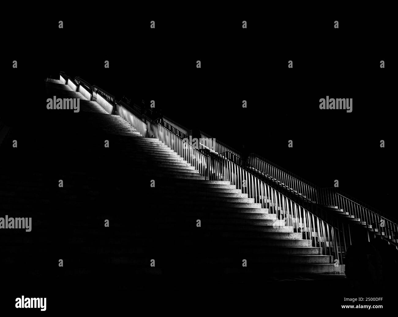 Vue abstraite sur les escaliers de la Pyramide de nuit à Tirana, Albanie, 7 décembre 2024 Banque D'Images