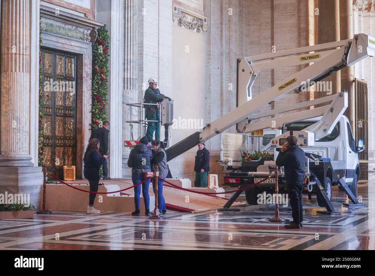 Rome, Italie. 23 décembre 2024 la porte Sainte (Porta Sancta) de la Basilique Saint-Pierre est en cours de décoration et sera officiellement ouverte à 19h le 24 décembre par le Pape François pour inaugurer le Jubilé de l'espérance 2025 et le début de l'année Sainte. .. La porte Sainte est ouverte tous les 25 ans et plus de 30 miilons sont attendus pour passer par la porte et chercher le pardon pour leurs péchés crédit. Amer Ghazzal/Alamy Live News Banque D'Images