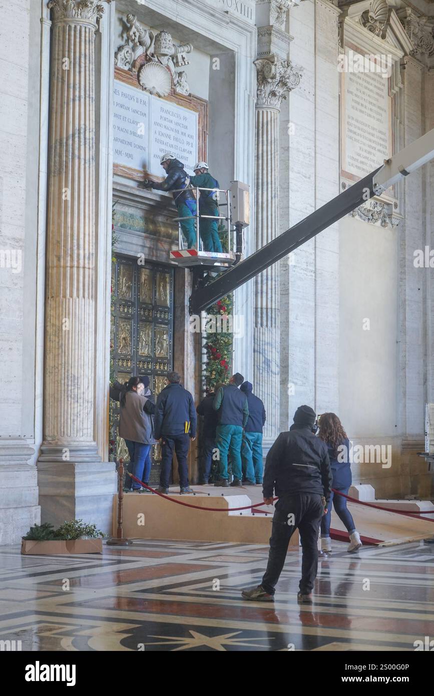 Rome, Italie. 23 décembre 2024 la porte Sainte (Porta Sancta) de la Basilique Saint-Pierre est en cours de décoration et sera officiellement ouverte à 19h le 24 décembre par le Pape François pour inaugurer le Jubilé de l'espérance 2025 et le début de l'année Sainte. .. La porte Sainte est ouverte tous les 25 ans et plus de 30 miilons sont attendus pour passer par la porte et chercher le pardon pour leurs péchés crédit. Amer Ghazzal/Alamy Live News Banque D'Images