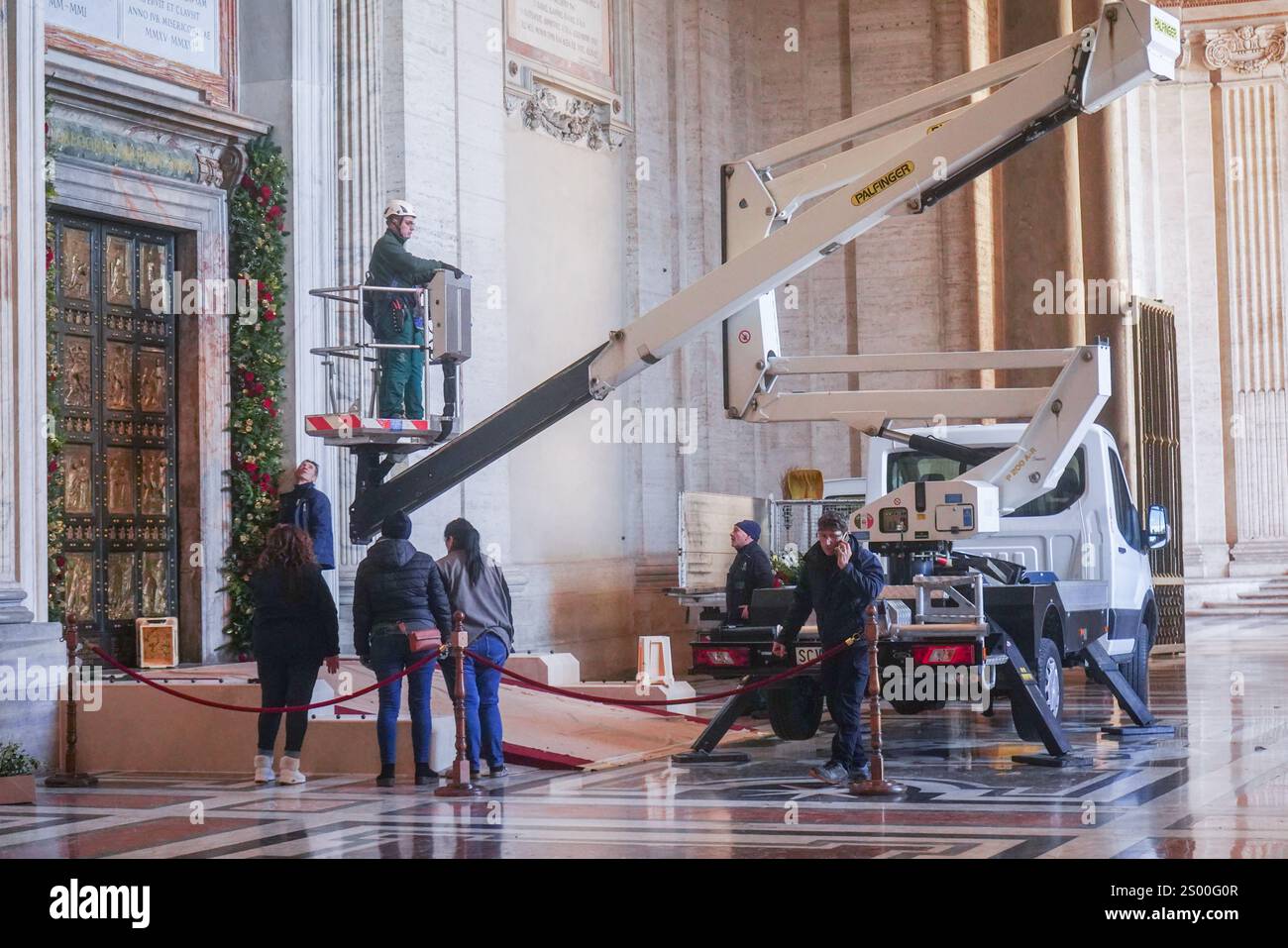 Rome, Italie. 23 décembre 2024 la porte Sainte (Porta Sancta) de la Basilique Saint-Pierre est en cours de décoration et sera officiellement ouverte à 19h le 24 décembre par le Pape François pour inaugurer le Jubilé de l'espérance 2025 et le début de l'année Sainte. .. La porte Sainte est ouverte tous les 25 ans et plus de 30 miilons sont attendus pour passer par la porte et chercher le pardon pour leurs péchés crédit. Amer Ghazzal/Alamy Live News Banque D'Images