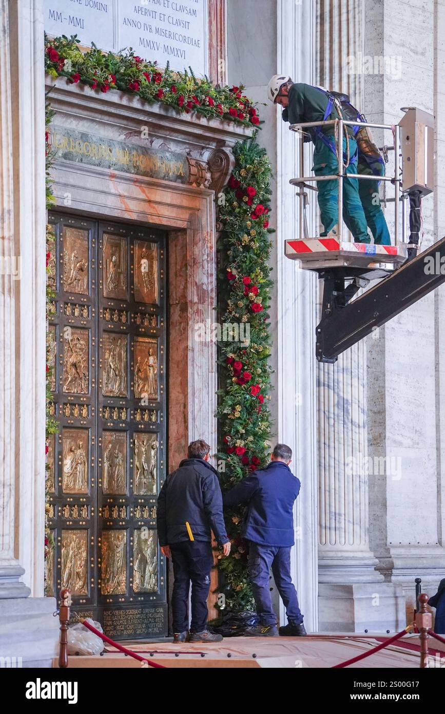 Rome, Italie. 23 décembre 2024 la porte Sainte (Porta Sancta) de la Basilique Saint-Pierre est en cours de décoration et sera officiellement ouverte à 19h le 24 décembre par le Pape François pour inaugurer le Jubilé de l'espérance 2025 et le début de l'année Sainte. .. La porte Sainte est ouverte tous les 25 ans et plus de 30 miilons sont attendus pour passer par la porte et chercher le pardon pour leurs péchés crédit. Amer Ghazzal/Alamy Live News Banque D'Images