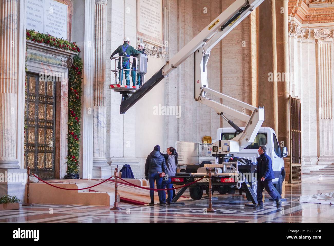 Rome, Italie. 23 décembre 2024 la porte Sainte (Porta Sancta) de la Basilique Saint-Pierre est en cours de décoration et sera officiellement ouverte à 19h le 24 décembre par le Pape François pour inaugurer le Jubilé de l'espérance 2025 et le début de l'année Sainte. .. La porte Sainte est ouverte tous les 25 ans et plus de 30 miilons sont attendus pour passer par la porte et chercher le pardon pour leurs péchés crédit. Amer Ghazzal/Alamy Live News Banque D'Images