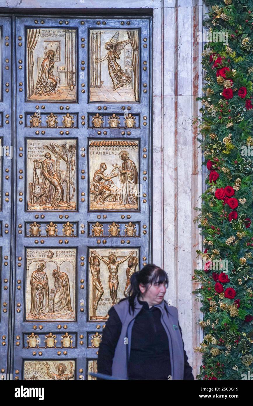 Rome, Italie. 23 décembre 2024 la porte Sainte (Porta Sancta) de la Basilique Saint-Pierre est en cours de décoration et sera officiellement ouverte à 19h le 24 décembre par le Pape François pour inaugurer le Jubilé de l'espérance 2025 et le début de l'année Sainte. .. La porte Sainte est ouverte tous les 25 ans et plus de 30 miilons sont attendus pour passer par la porte et chercher le pardon pour leurs péchés crédit. Amer Ghazzal/Alamy Live News Banque D'Images