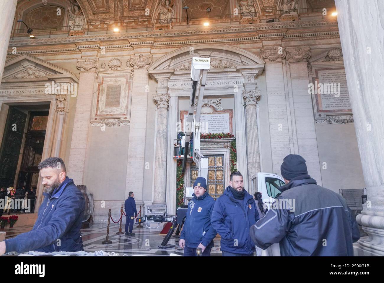 Rome, Italie. 23 décembre 2024 la porte Sainte (Porta Sancta) de la Basilique Saint-Pierre est en cours de décoration et sera officiellement ouverte à 19h le 24 décembre par le Pape François pour inaugurer le Jubilé de l'espérance 2025 et le début de l'année Sainte. .. La porte Sainte est ouverte tous les 25 ans et plus de 30 miilons sont attendus pour passer par la porte et chercher le pardon pour leurs péchés crédit. Amer Ghazzal/Alamy Live News Banque D'Images