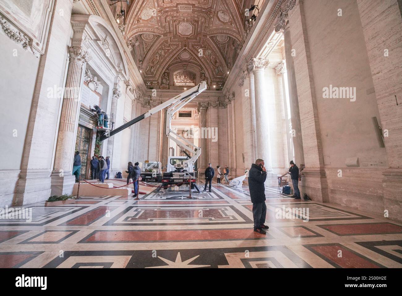 Rome, Italie. 23 décembre 2024 la porte Sainte (Porta Sancta) de la Basilique Saint-Pierre est en cours de décoration et sera officiellement ouverte à 19h le 24 décembre par le Pape François pour inaugurer le Jubilé de l'espérance 2025 et le début de l'année Sainte. .. La porte Sainte est ouverte tous les 25 ans et plus de 30 miilons sont attendus pour passer par la porte et chercher le pardon pour leurs péchés crédit. Amer Ghazzal/Alamy Live News Banque D'Images