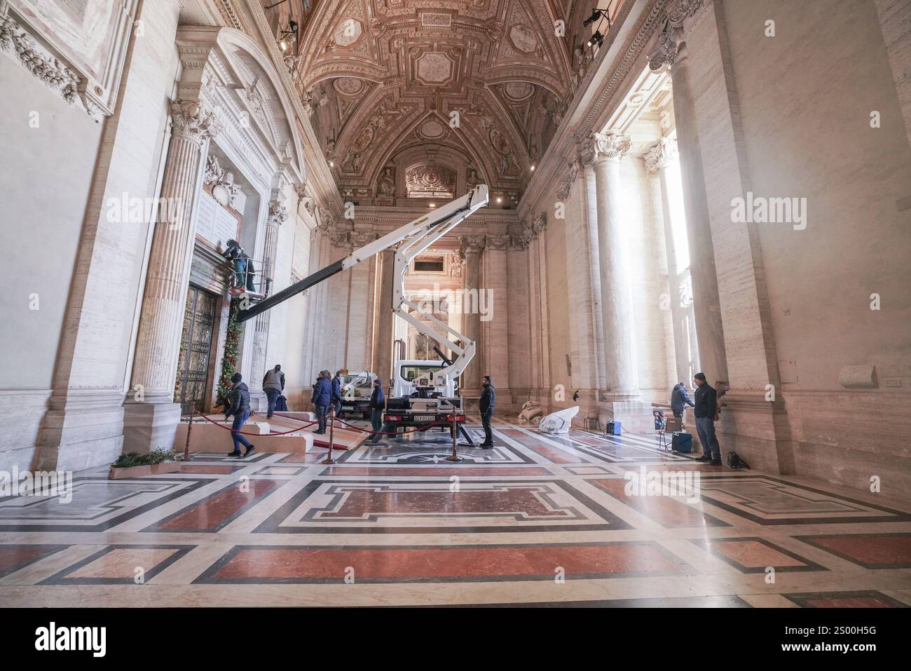 Rome, Italie. 23 décembre 2024 la porte Sainte (Porta Sancta) de la Basilique Saint-Pierre est en cours de décoration et sera officiellement ouverte à 19h le 24 décembre par le Pape François pour inaugurer le Jubilé de l'espérance 2025 et le début de l'année Sainte. .. La porte Sainte est ouverte tous les 25 ans et plus de 30 miilons sont attendus pour passer par la porte et chercher le pardon pour leurs péchés crédit. Amer Ghazzal/Alamy Live News Banque D'Images