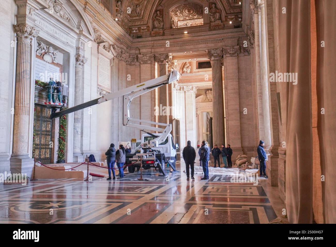 Rome, Italie. 23 décembre 2024 la porte Sainte (Porta Sancta) de la Basilique Saint-Pierre est en cours de décoration et sera officiellement ouverte à 19h le 24 décembre par le Pape François pour inaugurer le Jubilé de l'espérance 2025 et le début de l'année Sainte. .. La porte Sainte est ouverte tous les 25 ans et plus de 30 miilons sont attendus pour passer par la porte et chercher le pardon pour leurs péchés crédit. Amer Ghazzal/Alamy Live News Banque D'Images