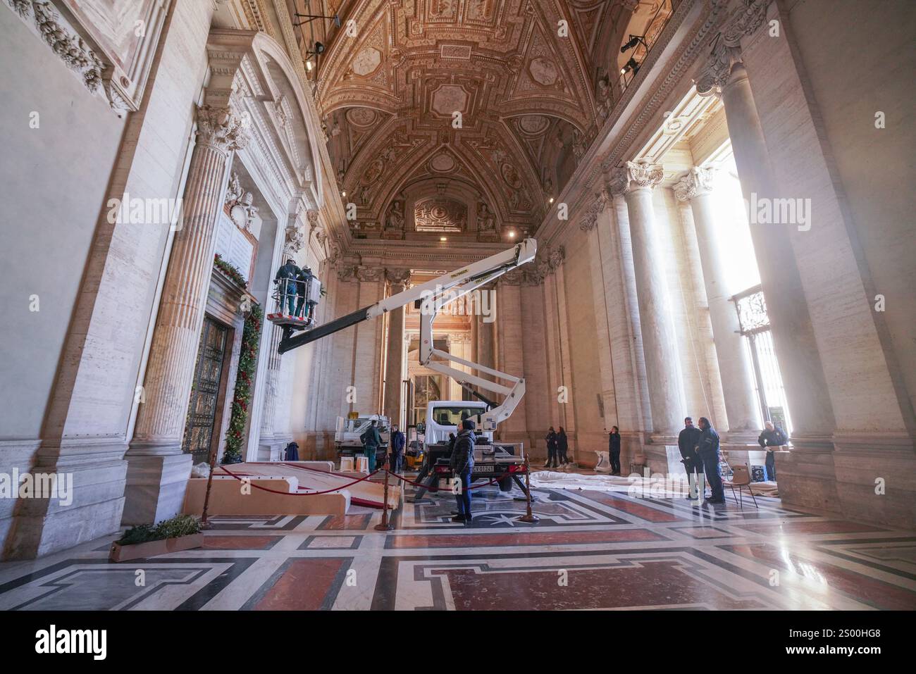 Rome, Italie. 23 décembre 2024 la porte Sainte (Porta Sancta) de la Basilique Saint-Pierre est en cours de décoration et sera officiellement ouverte à 19h le 24 décembre par le Pape François pour inaugurer le Jubilé de l'espérance 2025 et le début de l'année Sainte. .. La porte Sainte est ouverte tous les 25 ans et plus de 30 miilons sont attendus pour passer par la porte et chercher le pardon pour leurs péchés crédit. Amer Ghazzal/Alamy Live News Banque D'Images