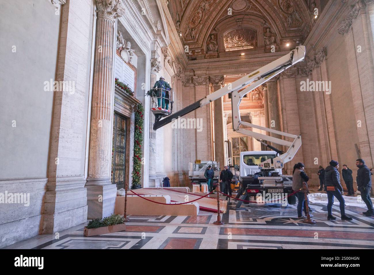 Rome, Italie. 23 décembre 2024 la porte Sainte (Porta Sancta) de la Basilique Saint-Pierre est en cours de décoration et sera officiellement ouverte à 19h le 24 décembre par le Pape François pour inaugurer le Jubilé de l'espérance 2025 et le début de l'année Sainte. .. La porte Sainte est ouverte tous les 25 ans et plus de 30 miilons sont attendus pour passer par la porte et chercher le pardon pour leurs péchés crédit. Amer Ghazzal/Alamy Live News Banque D'Images