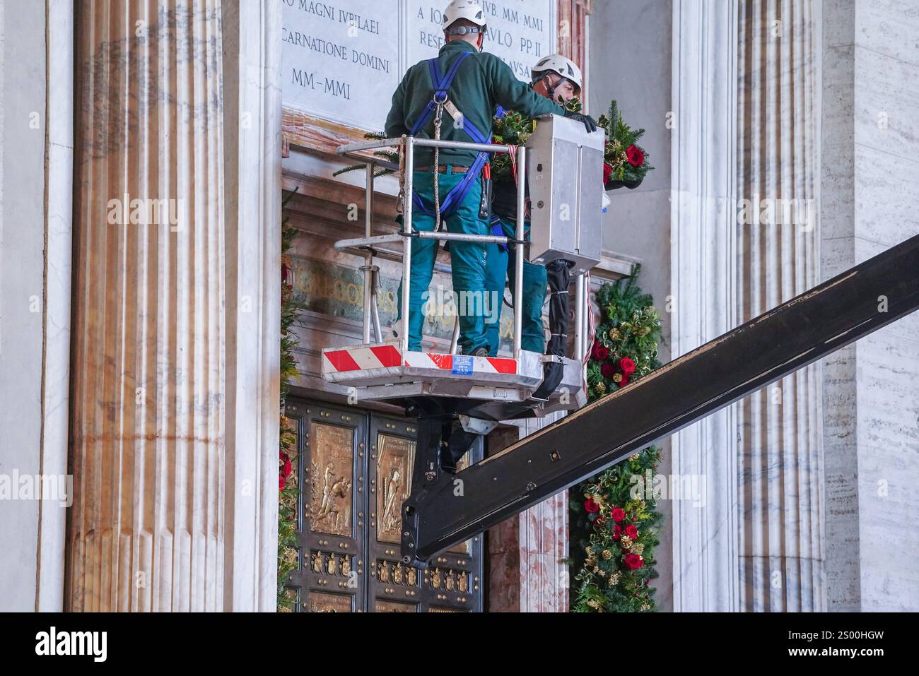Rome, Italie. 23 décembre 2024 la porte Sainte (Porta Sancta) de la Basilique Saint-Pierre est en cours de décoration et sera officiellement ouverte à 19h le 24 décembre par le Pape François pour inaugurer le Jubilé de l'espérance 2025 et le début de l'année Sainte. .. La porte Sainte est ouverte tous les 25 ans et plus de 30 miilons sont attendus pour passer par la porte et chercher le pardon pour leurs péchés crédit. Amer Ghazzal/Alamy Live News Banque D'Images