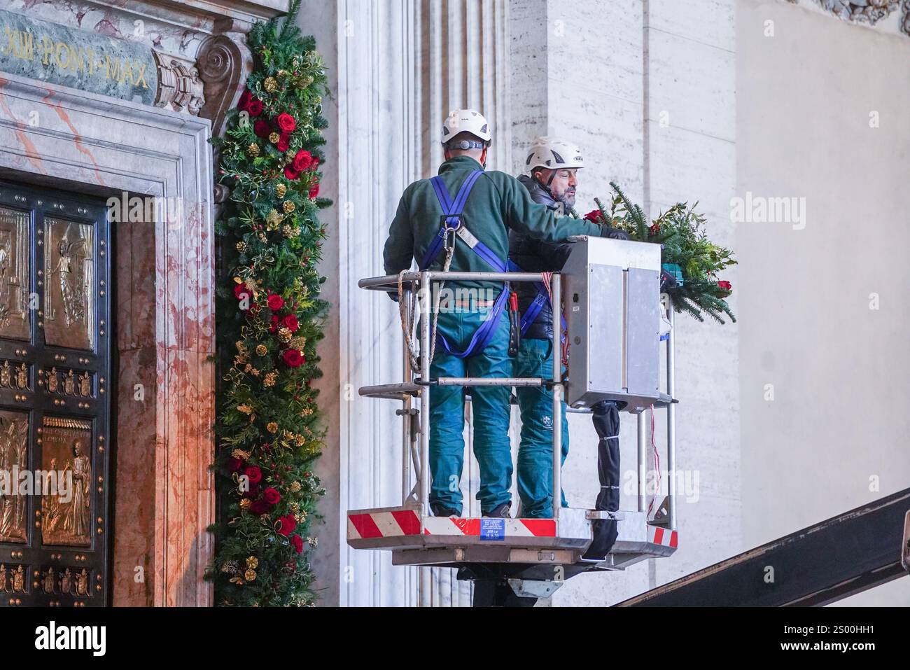 Rome, Italie. 23 décembre 2024 la porte Sainte (Porta Sancta) de la Basilique Saint-Pierre est en cours de décoration et sera officiellement ouverte à 19h le 24 décembre par le Pape François pour inaugurer le Jubilé de l'espérance 2025 et le début de l'année Sainte. .. La porte Sainte est ouverte tous les 25 ans et plus de 30 miilons sont attendus pour passer par la porte et chercher le pardon pour leurs péchés crédit. Amer Ghazzal/Alamy Live News Banque D'Images
