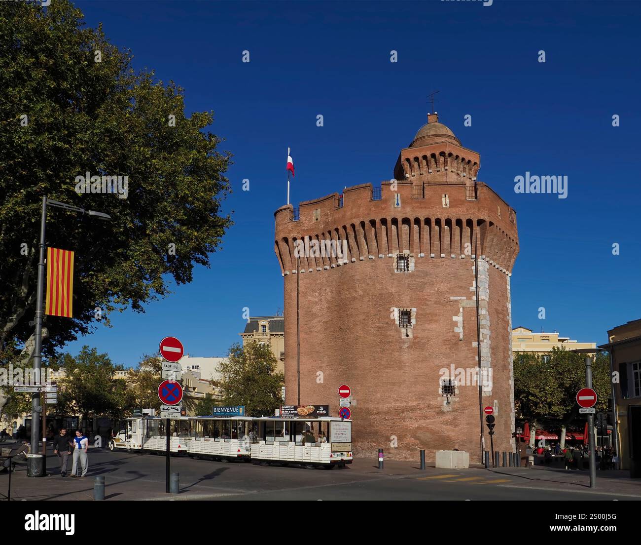 Train touristique à le Castillet , Perpignan, Pyrénées-Orientales , France,Europe Banque D'Images Train touristique à le Castillet , Perpignan, Pyrénées-Orientales , France,Europe Banque D'Images