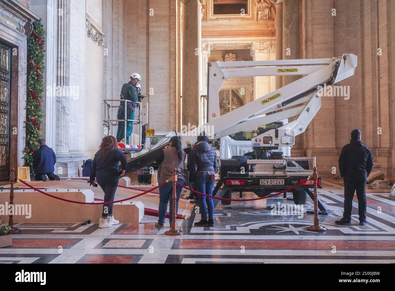 Rome, Italie. 23 décembre 2024 la porte Sainte (Porta Sancta) de la Basilique Saint-Pierre est en cours de décoration et sera officiellement ouverte à 19h le 24 décembre par le Pape François pour inaugurer le Jubilé de l'espérance 2025 et le début de l'année Sainte. .. La porte Sainte est ouverte tous les 25 ans et plus de 30 miilons sont attendus pour passer par la porte et chercher le pardon pour leurs péchés crédit. Amer Ghazzal/Alamy Live News Banque D'Images