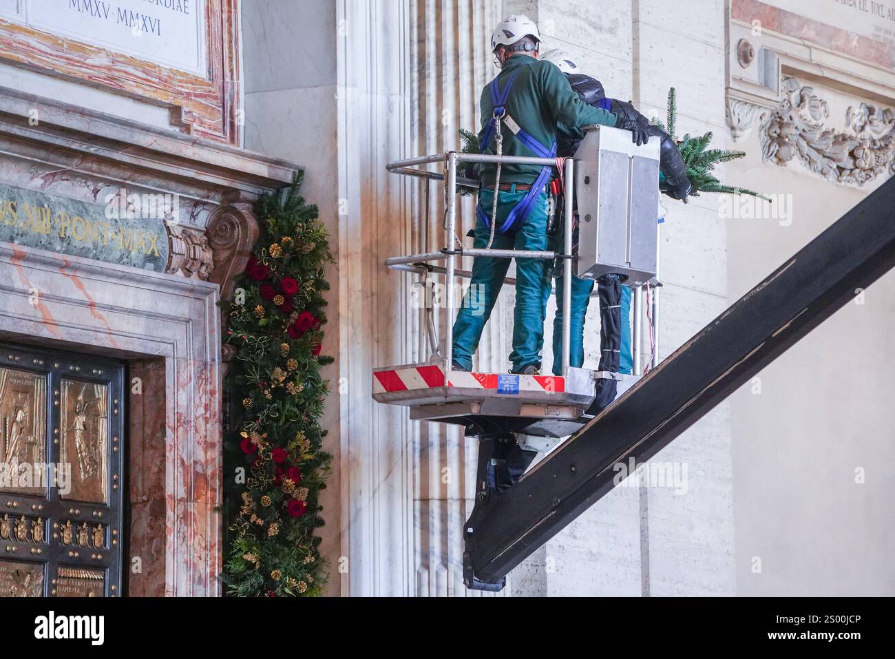 Rome, Italie. 23 décembre 2024 la porte Sainte (Porta Sancta) de la Basilique Saint-Pierre est en cours de décoration et sera officiellement ouverte à 19h le 24 décembre par le Pape François pour inaugurer le Jubilé de l'espérance 2025 et le début de l'année Sainte. .. La porte Sainte est ouverte tous les 25 ans et plus de 30 miilons sont attendus pour passer par la porte et chercher le pardon pour leurs péchés crédit. Amer Ghazzal/Alamy Live News Banque D'Images