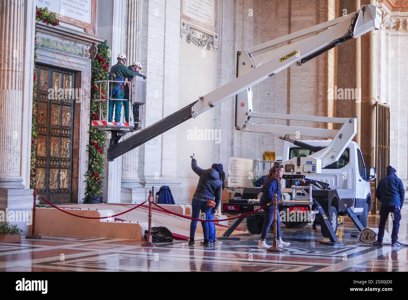 Rome, Italie. 23 décembre 2024 la porte Sainte (Porta Sancta) de la Basilique Saint-Pierre est en cours de décoration et sera officiellement ouverte à 19h le 24 décembre par le Pape François pour inaugurer le Jubilé de l'espérance 2025 et le début de l'année Sainte. .. La porte Sainte est ouverte tous les 25 ans et plus de 30 miilons sont attendus pour passer par la porte et chercher le pardon pour leurs péchés crédit. Amer Ghazzal/Alamy Live News Banque D'Images