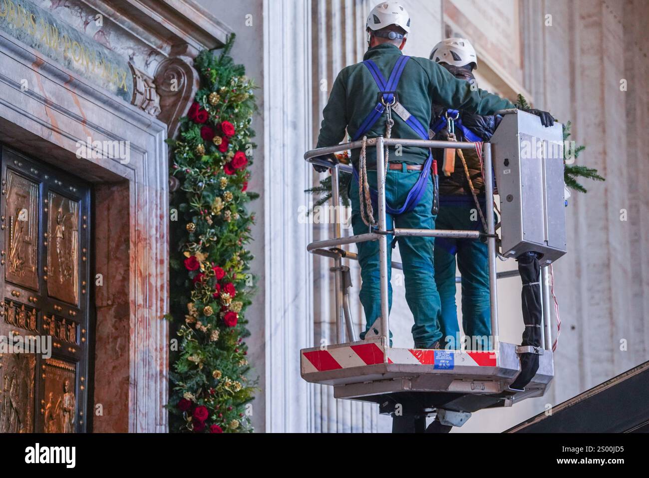 Rome, Italie. 23 décembre 2024 la porte Sainte (Porta Sancta) de la Basilique Saint-Pierre est en cours de décoration et sera officiellement ouverte à 19h le 24 décembre par le Pape François pour inaugurer le Jubilé de l'espérance 2025 et le début de l'année Sainte. .. La porte Sainte est ouverte tous les 25 ans et plus de 30 miilons sont attendus pour passer par la porte et chercher le pardon pour leurs péchés crédit. Amer Ghazzal/Alamy Live News Banque D'Images
