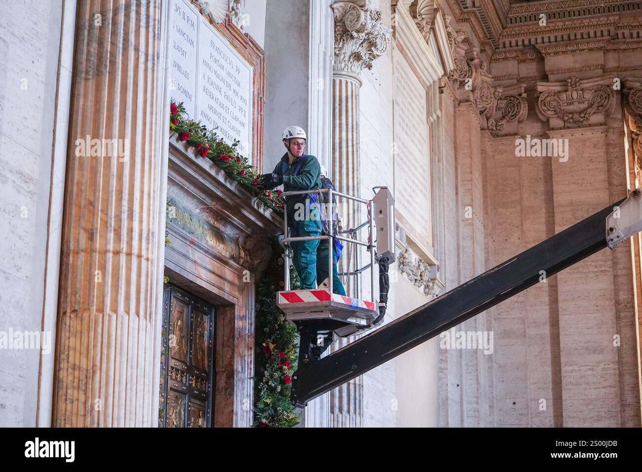 Rome, Italie. 23 décembre 2024 la porte Sainte (Porta Sancta) de la Basilique Saint-Pierre est en cours de décoration et sera officiellement ouverte à 19h le 24 décembre par le Pape François pour inaugurer le Jubilé de l'espérance 2025 et le début de l'année Sainte. .. La porte Sainte est ouverte tous les 25 ans et plus de 30 miilons sont attendus pour passer par la porte et chercher le pardon pour leurs péchés crédit. Amer Ghazzal/Alamy Live News Banque D'Images