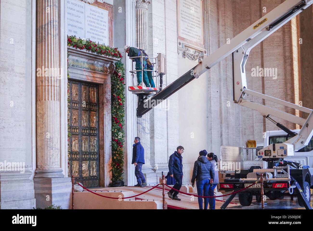 Rome, Italie. 23 décembre 2024 la porte Sainte (Porta Sancta) de la Basilique Saint-Pierre est en cours de décoration et sera officiellement ouverte à 19h le 24 décembre par le Pape François pour inaugurer le Jubilé de l'espérance 2025 et le début de l'année Sainte. .. La porte Sainte est ouverte tous les 25 ans et plus de 30 miilons sont attendus pour passer par la porte et chercher le pardon pour leurs péchés crédit. Amer Ghazzal/Alamy Live News Banque D'Images